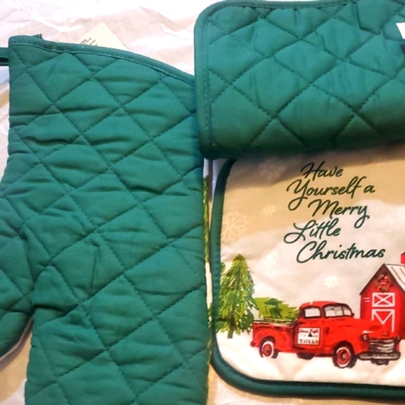 Christmas Oven Mitt and Pot Holder Set - Picture 3 of 4
